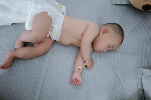 襄垣宝宝脸上有白色斑块 襄垣宝宝脸上有白色斑块